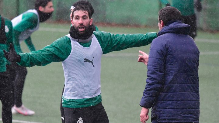 El nuevo míster quiere adelantar la línea defensiva