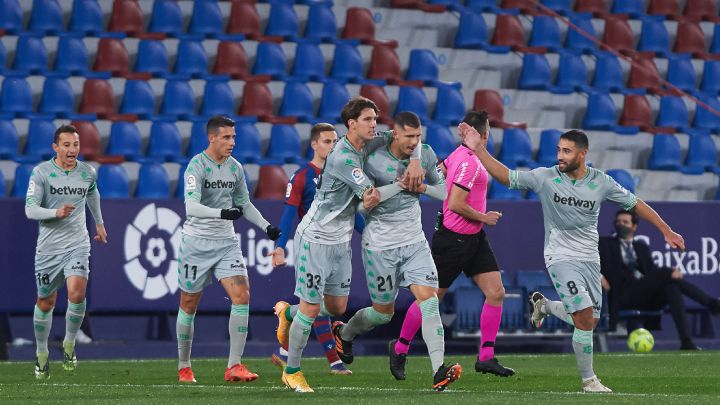Aprobados y suspensos del
Betis: Canales, luz en el infierno