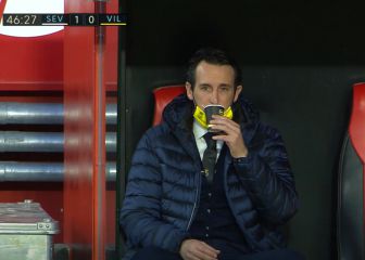 La tranquilidad Emery con su café mientras mira al Sevilla
