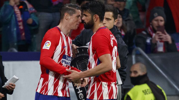 Torres y Costa, durante una sustitución en el Atlético.