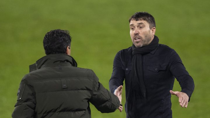 Eduardo Coudet saluda a Míchel Sánchez a la conclusión del partido entre el Celta y el Huesca.