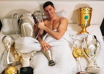 Lewandowski posa en la cama con sus 12 trofeos de 2020