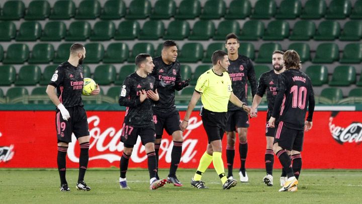 Los jugadores del Madrid protestan la concesión del penalti al Elche.