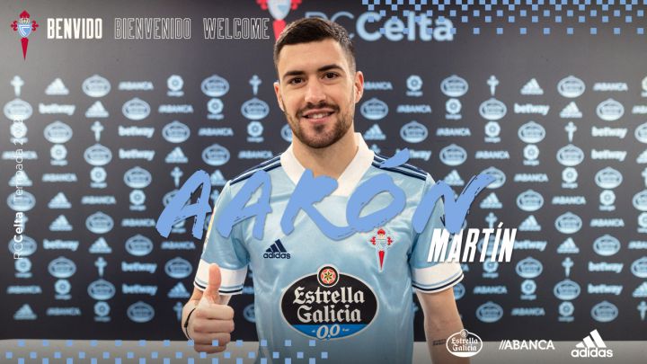 Aarón Martín posa con la camiseta del Celta en el anuncio de su fichaje por el club vigués.