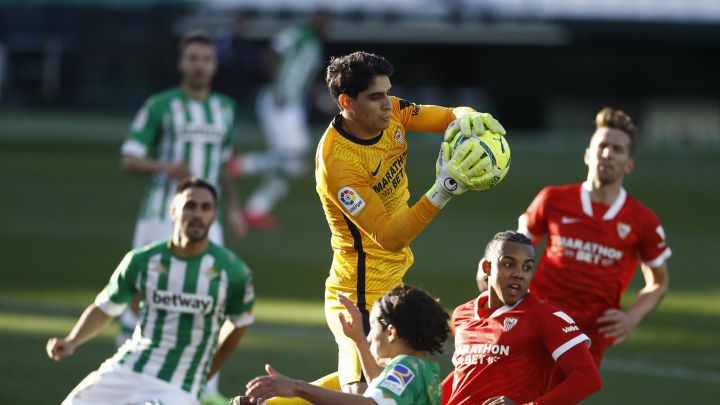 Aprobados y suspensos del Sevilla: Bono vuelve a ser el salvador