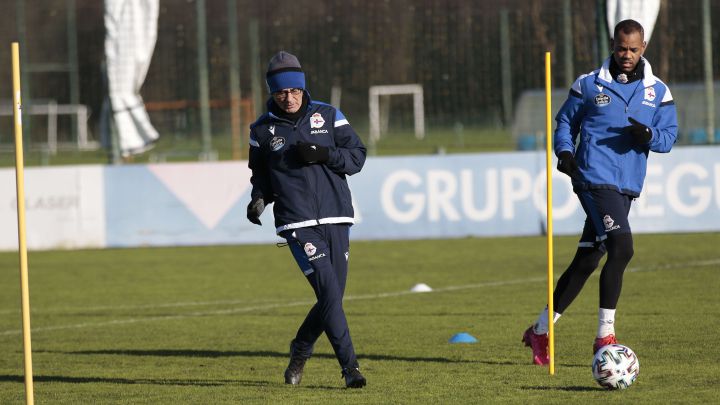 Fernando Vázquez y Rolan en un entrenamiento del Deportivo