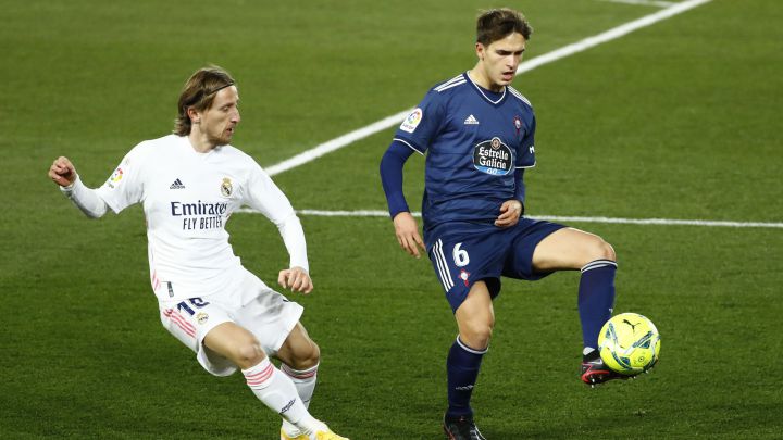 Denis Suárez toca el balón ante la presión de Luca Modric en el partido entre el Real Madrid y el Celta.