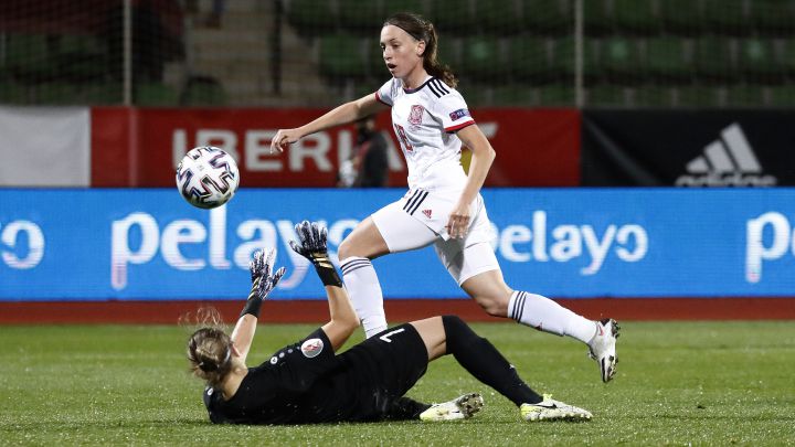 Eva Navarro, jugadora del Levante y de la Selección, anota su primer gol con La Roja.