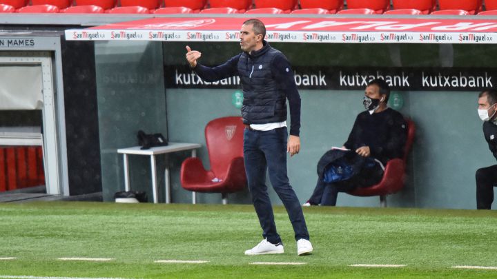 Gaizka Garitano da órdenes desde el banquillo durante el partido de Liga Santander entre el Athletic Club de Bilbao y el Elche.
