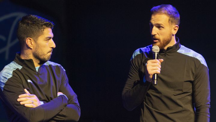 Luis Suárez y Oblak, del Atlético, durante un acto publicitario.