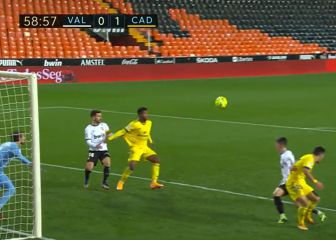 El golazo de semichilena de Lozano que mantiene contra las cuerdas a todo un Valencia