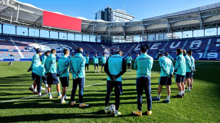 Paco López cita a siete futbolistas del filial