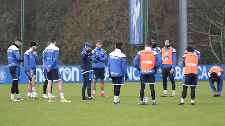 La plantilla del Deportivo en el entrenamiento de ayer lunes.