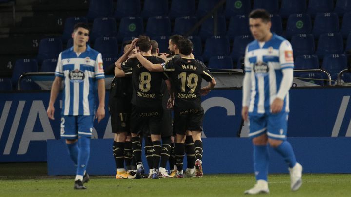 Los jugadores vitorianos celebran el gol de Luis Rioja.