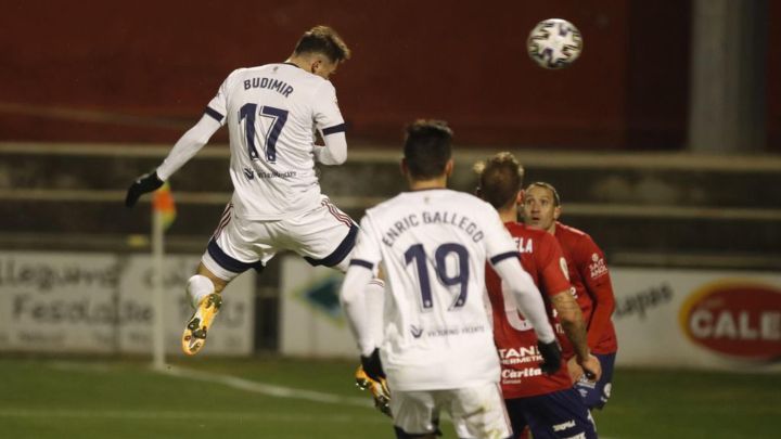 Budimir cabecea un balón