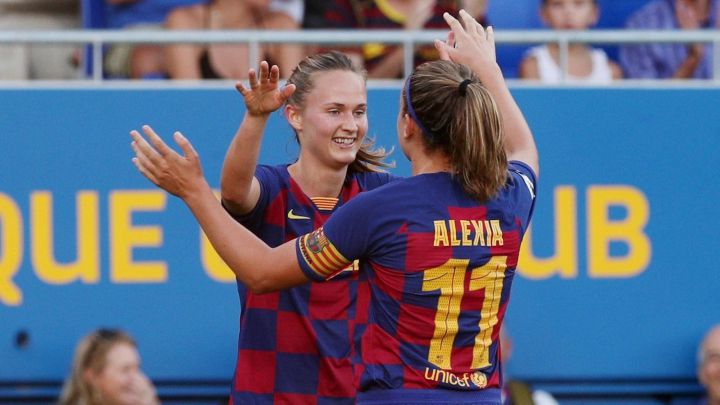 Graham Hansen y Alexia Putellas, jugadoras del Barça en el Camp Nou.