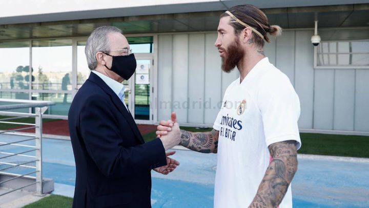Florentino Pérez saluda a Sergio Ramos durante un entrenamiento del Real Madrid.