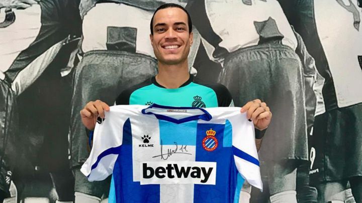 Raúl de Tomás, con su camiseta del Espanyol firmada para el 'Cap Nena Sense Joguina'.