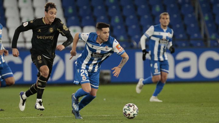 Manu Mosquera, durante una jugada en el partido contra el Alavés.