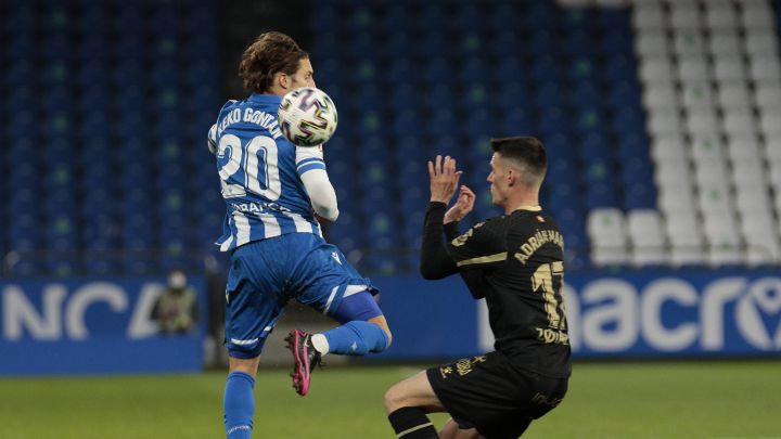 Keko, dando un taconazo durante el partido de Copa ante el Alavés.