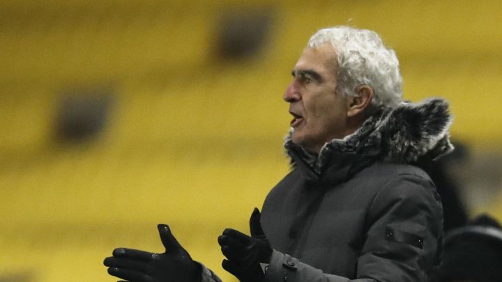 "Me hubiera gustado fichar a Maradona, pero está muerto"