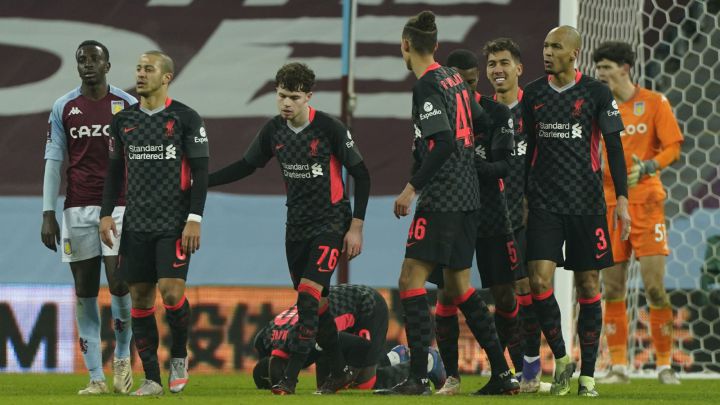 Mané abusa de un Aston Villa sin jugadores del primer equipo