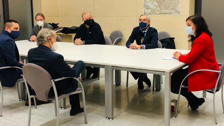Sandra Gómez, con representantes de la Plataforma De Torino a Mestalla (Martín Queralt, José Antonio Pérez, Pablo Delgado, Fede Sadreras y García Fuster).