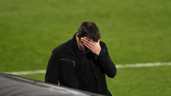 Eduardo Coudet se lamenta durante el partido que su perdió por 0-4 contra el Villarreal.