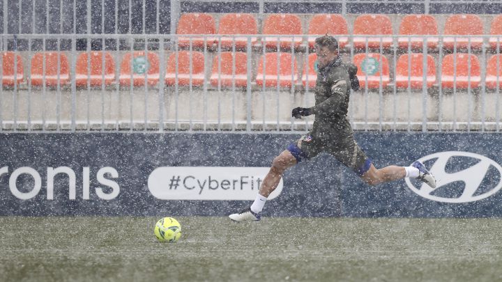 Llorente, del Atlético, entrenándose bajo la nieve