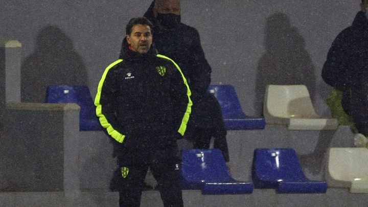 Míchel medita jugar con cinco atrás ante el Betis