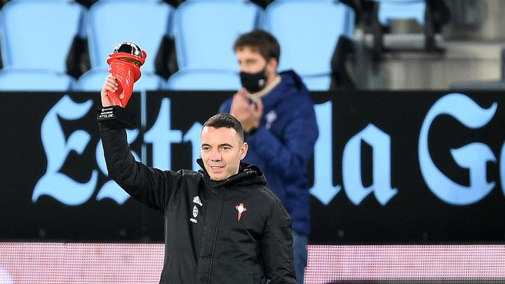 Iago Aspas levanta el trofeo que lo reconoce como mejor jugador de LaLiga durante el mes de diciembre.