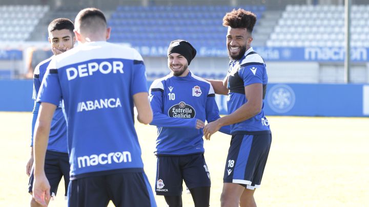 Derik y Lara, en el entrenamiento del Deportivo.