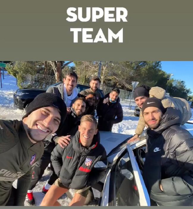 Los jugadores del Atlético posan alrededor del coche de Carrasco.
