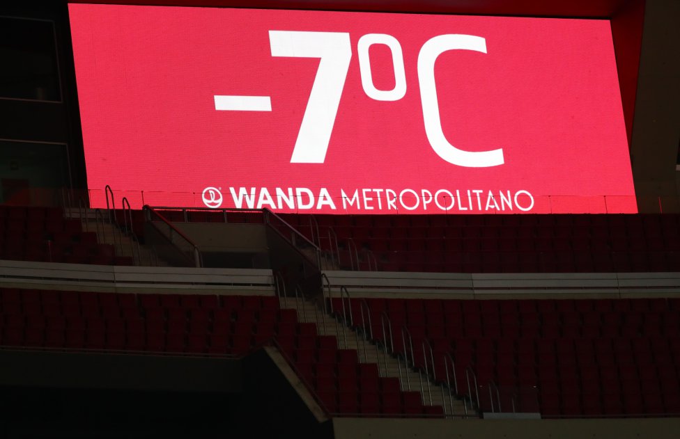 Uno de los videomarcadores muestra la temperatura en el estadio Wanda Metropolitano.