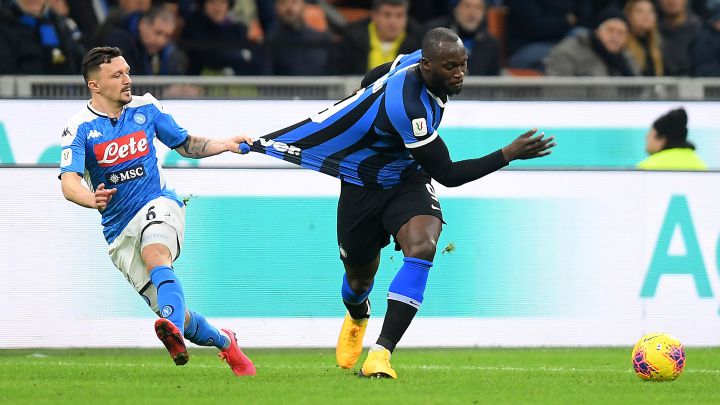 Mario Rui intenta derribar a Lukaku durante un partido de la Serie A.