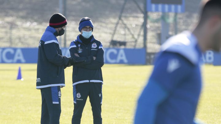 Fernando Vázquez durante su último entrenamiento con el Deportivo