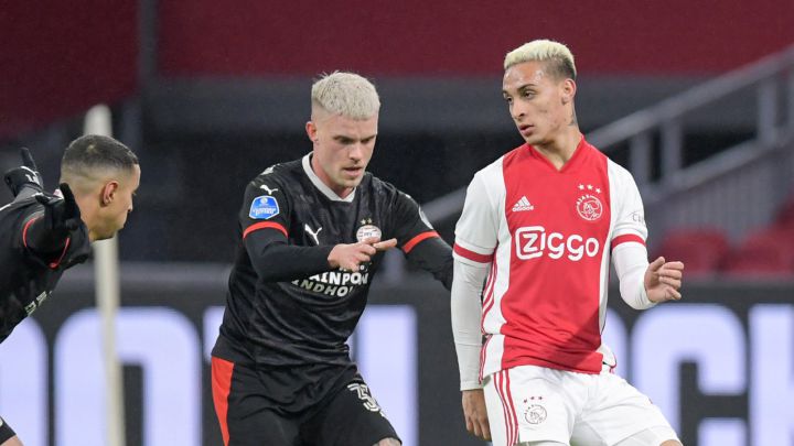 Antony ante el PSV.