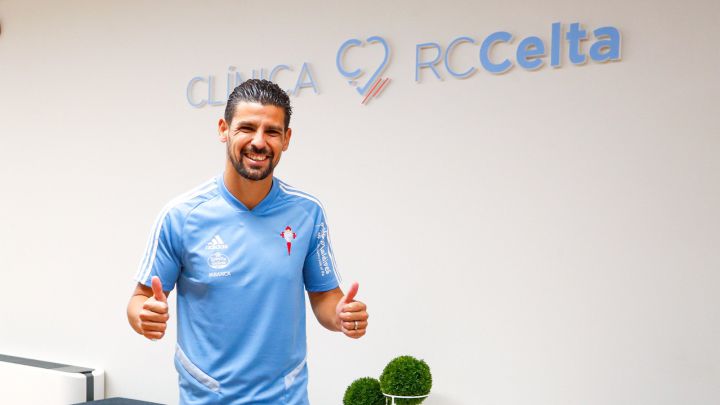 Nolito levanta los pulgares en la Clínica Celta