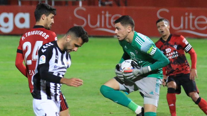 Lizoain atrapa el balón en el choque ante el Castellón en Anduva.