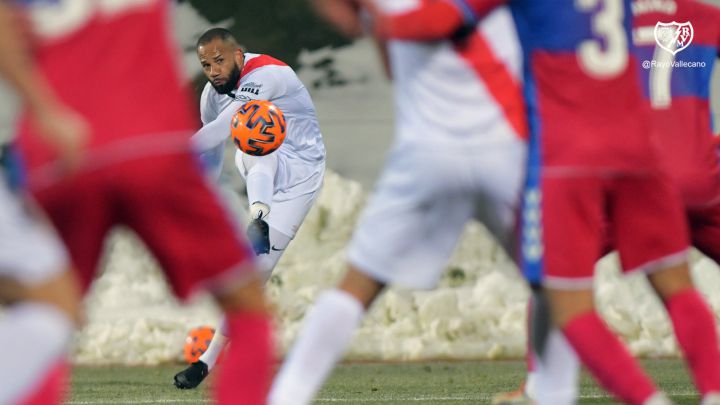 Bebé, en su gol de falta directa al Elche.