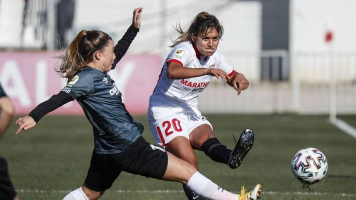 Aedo y Javiera Toro, en la disputa de un balón durante el Sevilla-Rayo de la Primera Iberdrola.