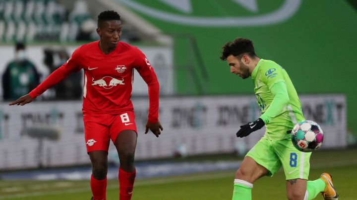 WOLFSBURG, GERMANY - JANUARY 16: Amadou Haidara of RB Leipzig is challenged by Renato Steffen of VfL Wolfsburg during the Bundesliga match between VfL Wolfsburg and RB Leipzig at Volkswagen Arena on January 16, 2021 in Wolfsburg, Germany. Sporting stadiums around Germany remain under strict restrictions due to the Coronavirus Pandemic as Government social distancing laws prohibit fans inside venues resulting in games being played behind closed doors. (Photo by Focke Strangmann - Pool/Getty Images)