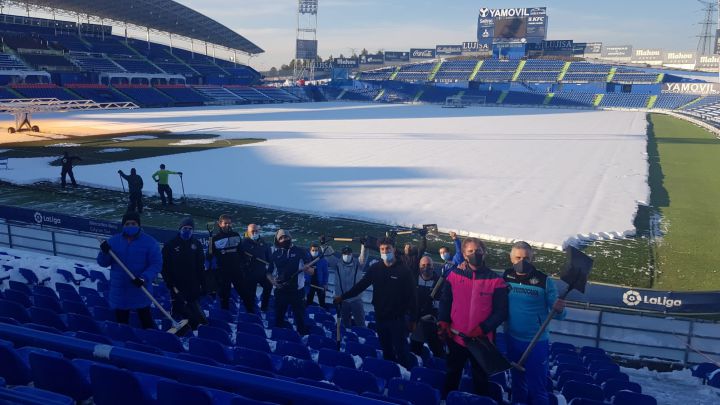 Los técnicos del Getafecogen la pala para limpiar el Coliseum.