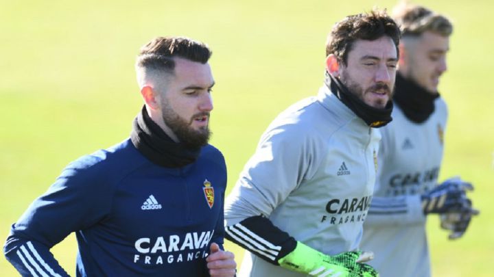 Mathieu, junto a Cristian Álvarez, en su primer entrenamiento con el Real Zaragoza.
