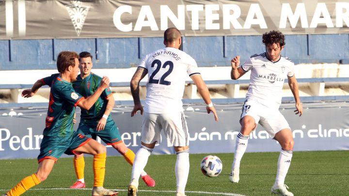 El Algeciras da otro pasito y el Marbella se estanca