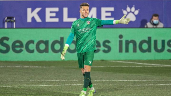 Álvaro renueva con el Huesca hasta el 2023