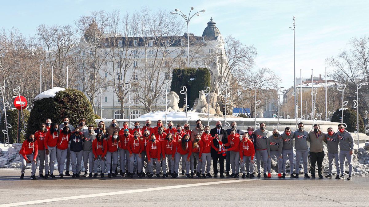 Las jugadoras del Atleti visitan Neptuno con la Supercopa