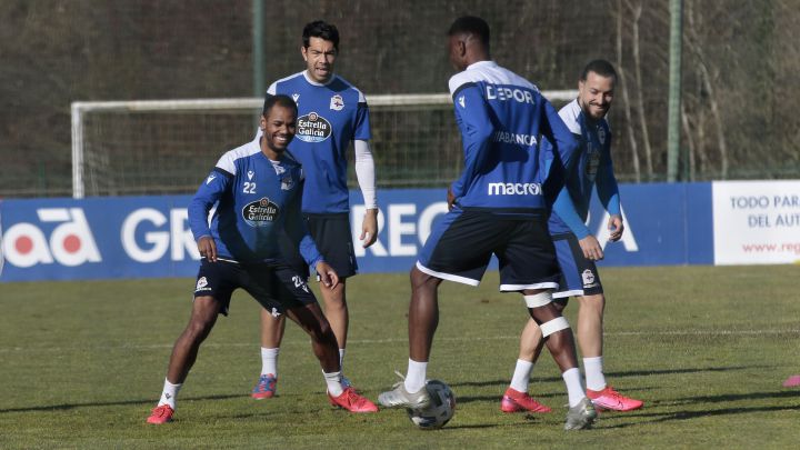 Diego Rolan, Uche Agbo, Miku y Héctor en el entrenamiento del Deportivo.