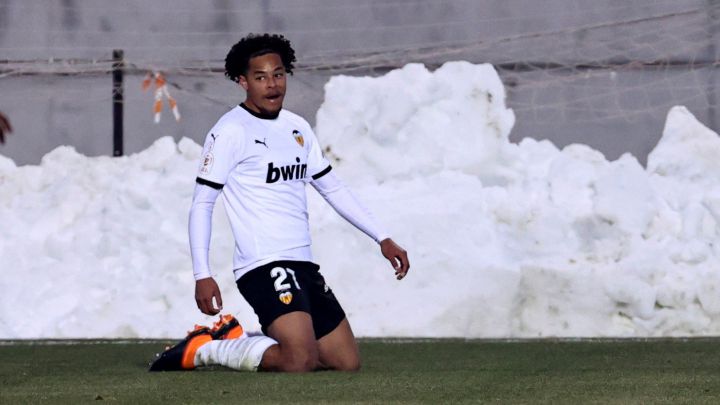 Koba Koindredi celebra su primer gol con el Valencia contra el Alcorcón.