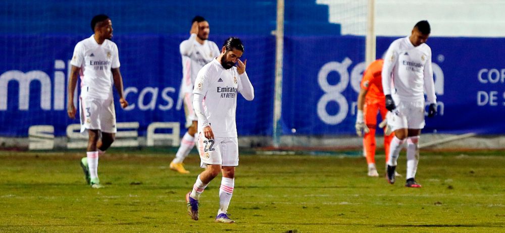Los jugadores del Madrid, desolados tras el segundo gol del Alcoyano.